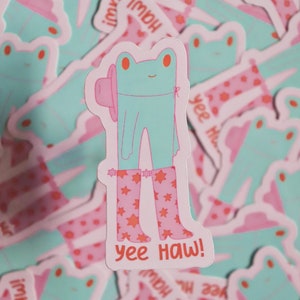 YEE HAW, je suis un autocollant en vinyle grenouille COWBOY | Découpe brillante imperméable | autocollant grenouille | autocollant de cow-boy | Amateurs de grenouilles | Sticker journal indésirable
