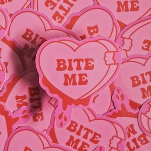 BITE ME autocollant en vinyle coeur bonbon | Découpe brillante imperméable | Sticker coeur de bonbons | Saint-Valentin | Cadeau pour amis | Journal indésirable