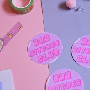 Adesivo in vinile BAD BITCHES CLUB / Adesivo fustellato lucido impermeabile / Adesivo divertente / Regalo per Bad Bitches / Regalo per gli amici / Adesivo per diario spazzatura