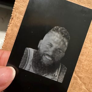 Tarjetas de aluminio grabadas con láser personalizadas