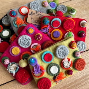 Beau porte-monnaie/trousse à maquillage bohème lumineux fait main commerce équitable en feutre de laine doux avec perles Unique