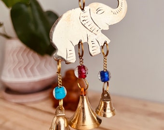 Mini carillon éléphant suspendu fait main en laiton, mini cloche carillon éolien et perles, commerce équitable, produits de source éthique, décoration d'intérieur en métal recyclé