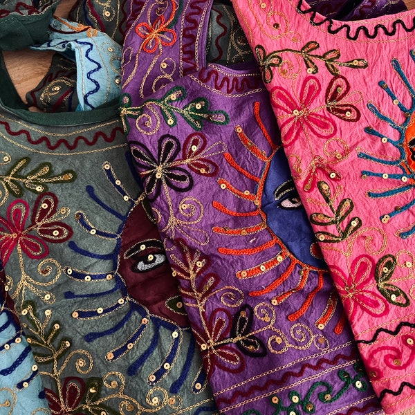 Magnifique sac à bandoulière hippie indien brodé soleil, fait main et commerce équitable Bleu, rose, violet, vert