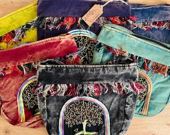 Pode incluir: Uma coleção de seis bolsas de mão coloridas com desenhos de árvore da vida bordados. Cada bolsa tem uma cor única e apresenta uma borda de franjas. As bolsas são feitas de um tecido macio e durável e são perfeitas para carregar os itens essenciais do dia a dia.