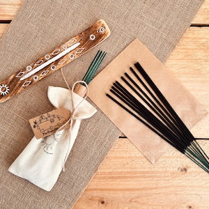 Può includere: Una tazza di ceramica bianca con manico nero e la scritta "But First, Coffee" in stile scritto a mano. La tazza è su una superficie bianca. La tazza è alta circa 10 cm.