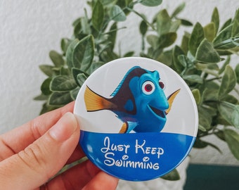 Insignia de Disney "Sigue nadando" / Insignia de botón de Buscando a Nemo de Disney / Insignia de botón de Dory / Insignia de botón de Disney / Insignia de Disney / Insignia de Dory