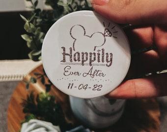 Broche de botão felizes para sempre | Broche de botão da Disney | Distintivo de casamento da Disney | Distintivos da Disney para casamento | Distintivos da Disney para ensaio |