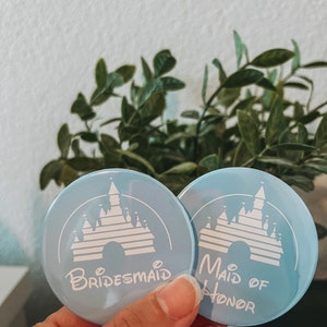 Disney Brautjungfer Abzeichen | Brautjungfer Disney Abzeichen | Disney-Hochzeit | Disney Anstecknadel | Disney Anstecker | Disney Junggesellinnenabschied Anstecker