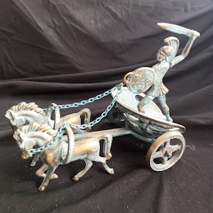 Carro romano de bronce/Carro de bronce griego antiguo con soldado y caballos