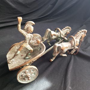 Carro romano de bronce/Carro de bronce griego antiguo con soldado y caballos