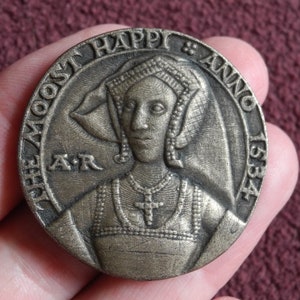 Anne Boleyn&#39;s bronze Moost Happi medal magnet