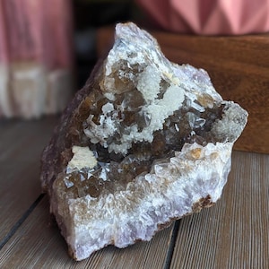 Geoda de amatista en bruto, amatista con calcita y cacoxenita, cuarzo amatista dorado, cristales minerales en bruto, regalos para él y para ella, reactivo a los rayos UV