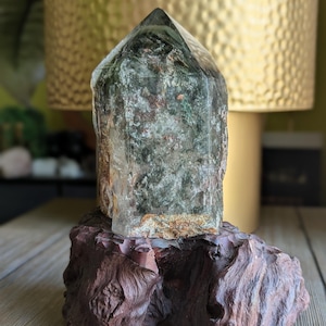 Großer Garten Quarz Punkt auf Ständer, Hochwertiger Lodolith, poliert und roh, mit Chlorit Phantomquarz, seltene Mineralien