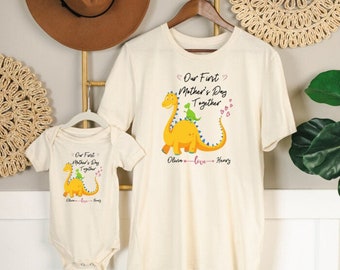 Dinosaurus gepersonaliseerd Moederdag shirt, ons eerste Moederdag shirt, PNG, DIGITALE PNG
