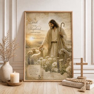 Könnte beinhalten: Gerahmtes Kunstwerk, das Jesus als den Guten Hirten mit Schafen in einem Blumenfeld darstellt. Der Text "Der Herr ist mein Hirte, mir wird nichts mangeln" ist zu sehen. Das Kunstwerk hat eine warme, goldene Farbpalette.