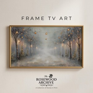 Peut inclure: Une impression d'art numérique encadrée pour un écran de télévision. L'œuvre représente une scène de forêt brumeuse avec un chemin menant au loin. Les arbres sont ornés de lumières scintillantes, et la palette de couleurs est douce et sourde, avec des accents dorés. Le texte sur l'image indique "FRAME TV ART".