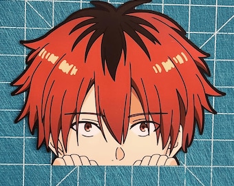 Puede incluir: Una pegatina con un personaje de anime de pelo rojo y ojos marrones, mirando por encima de una superficie. El pelo del personaje tiene reflejos negros. La pegatina está sobre un fondo de cuadrícula azul.
