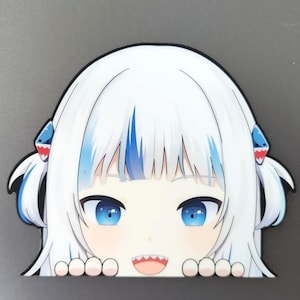 Pode incluir: Imagem de um personagem de desenho animado com cabelo branco, reflexos azuis e olhos azuis. O personagem tem uma boca pequena com dentes visíveis e olha por cima de uma superfície. Possui dois acessórios de cabelo em forma de tubarão.