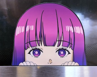 Puede incluir: Una pegatina con un personaje de estilo anime con pelo y ojos morados. La cara del personaje es visible, con los ojos y el pelo ocupando la mayor parte de la imagen. El personaje se asoma por encima de una superficie.
