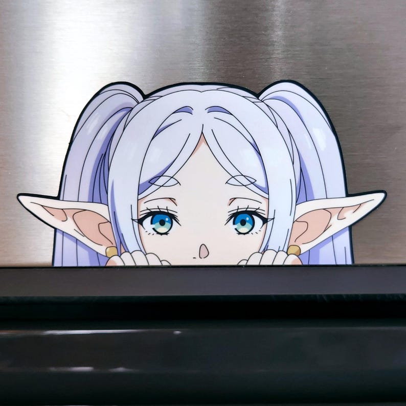 Puede incluir: Una pegatina con un personaje de estilo anime con coletas azul p&aacute;lido, ojos azules grandes y orejas puntiagudas. El personaje se asoma por encima de una superficie oscura, con un fondo met&aacute;lico.