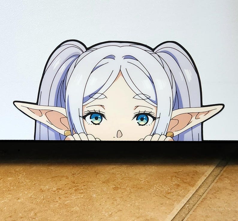 Puede incluir: Una pegatina con un personaje de estilo anime con pelo largo y claro peinado en dos coletas. El personaje tiene ojos grandes y azules, orejas puntiagudas y est&aacute; mirando por encima de una superficie oscura. La pegatina tiene un fondo blanco.