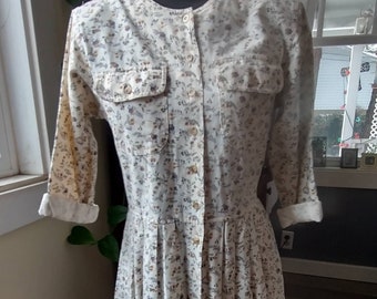 1980s Cotton cottagecore, white floral dress, pockets, women&#39;s small to medium, long sleeve, calico,