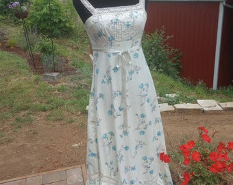 Precioso vestido de sol floral boho de 1960/70 (mismo estilo que Gunne Sax).  Mangas de encaje, cinta en la cintura, talla pequeña, color azul y crema.