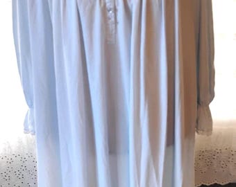 Camicia da notte vintage blu in cotone e pizzo. Maniche lunghe. Lunghezza a metà polpaccio. Taglia M da donna. Marca: Mere.
