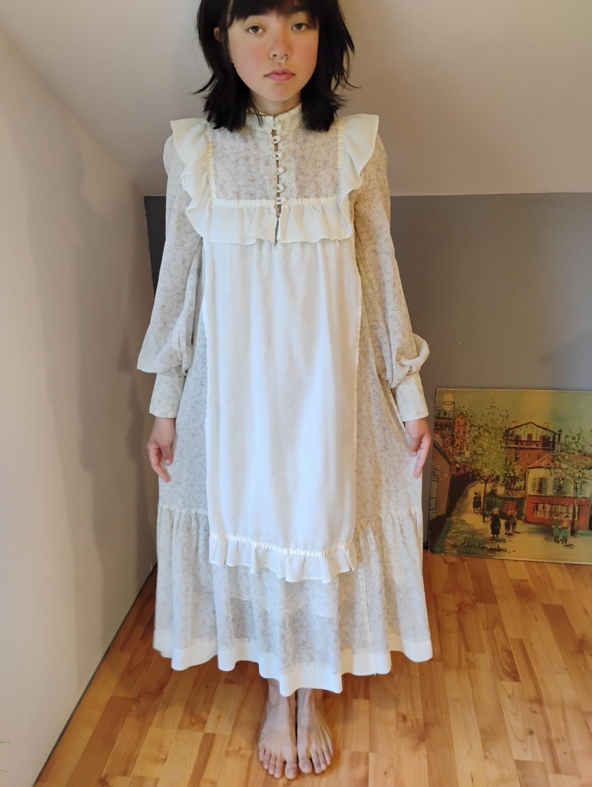 Minivestido vintage estilo pradera Gunne Sax color crema con estampado floral, cintura princesa, delantal, corpiño con volantes y botones florales. Talla extra pequeña a pequeña para mujer.