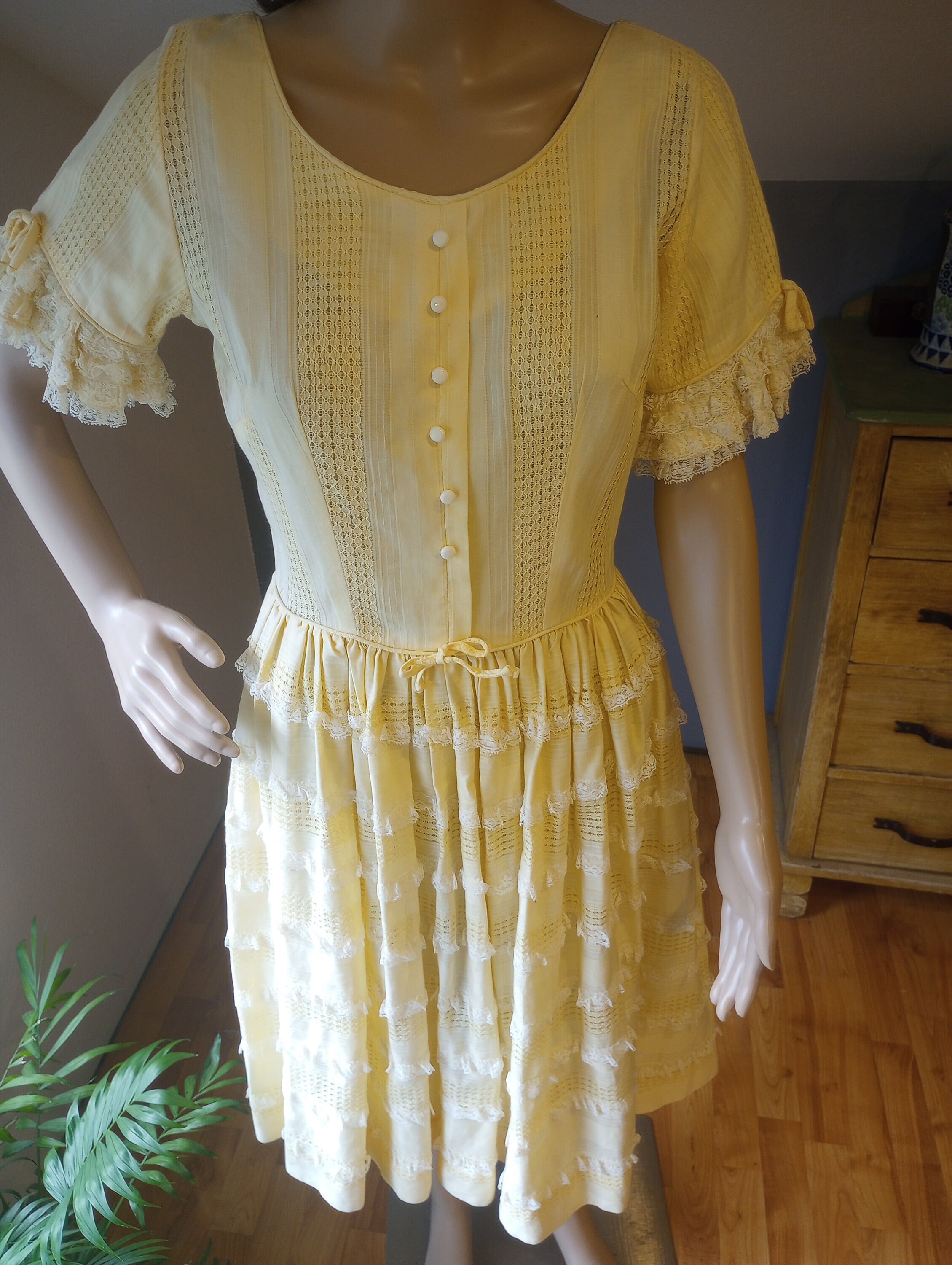 Mid century fit and flare full skirt, yellow, ruffles , lace, dress, women's  medium