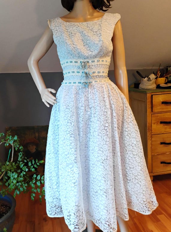 1950s or 60s Fit and Flare Lacey Blue Prom Dress. Sleeveless, Petticoat, Lining and Side Zipper. Women's Small. - Etsy Israel 1950s or 60s Fit and Flare Lacey Blue Prom Dress. Sleeveless, Petticoat, Lining and Side Zipper. Women's Small. - Etsy Israel