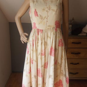 Mid century fit and flare floral dress, sleeveless, cream background with pink roses, side zipper, women&#39;s small to medium.
