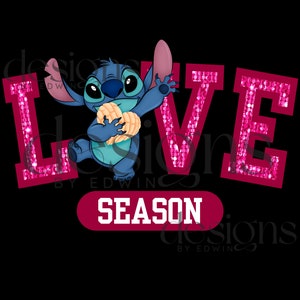 Puede incluir: Un personaje azul de Stitch de Lilo & Stitch sosteniendo una galleta en forma de corazón frente a la palabra "LOVE" en letras de purpurina rosa con las palabras "SEASON" en letras blancas sobre un fondo rojo.