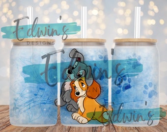 Op de afbeelding: Twee roestvrijstalen bekers met deksels en rietjes. De bekers hebben een aquarelontwerp van Lady en de Vagebond, met muzieknoten en potafdrukken. De tekst "Edwin's Designs" is zichtbaar op de bekers.