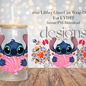 Op de afbeelding: Een 473 ml glazen blikverpakkingsontwerp met Stitch uit Lilo & Stitch die een roze concha vasthoudt, omringd door kleurrijke bloemmotieven. Het ontwerp is geschikt voor UV-DT-printen en bevat een directe PNG-download. De tekst "designs by edwinco" is ook inbegrepen.