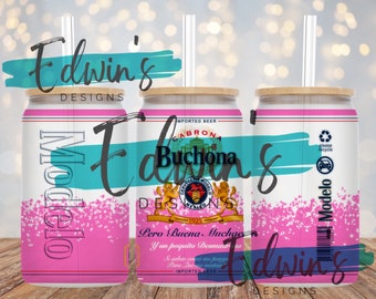 Könnte beinhalten: Zwei rosa und weiße isolierte Becher mit einem Holzdeckel und einem klaren Strohhalm. Die Becher zeigen ein Design einer Modelo-Bierdose mit dem Text "Edwin's Designs" und "Modelo" auf der Vorderseite. Der Text "Cabrona Buchona" befindet sich auf der Rückseite eines Bechers.