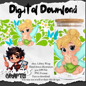 Puede incluir: Una descarga digital de una ilustración dibujada a mano de Campanilla, un hada con cabello rubio y alas verdes, sosteniendo una flor. La ilustración está en un frasco de 473 ml de tipo Libbey Wrap con una tapa de madera. El fondo es un patrón floral verde y azul.