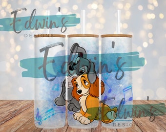 Op de afbeelding: Twee roestvrijstalen bekers met een blauwe en witte aquarel achtergrond. De bekers hebben een cartoon afbeelding van Lady en de Vagebond, een Disney-film, met muzieknoten. De bekers hebben een bamboe deksel en een rietje.
