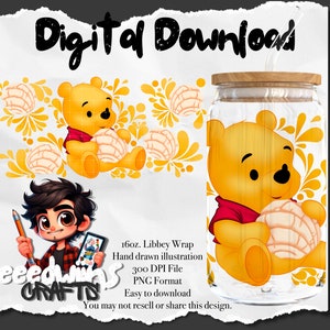 Op de afbeelding: Een digitale download van een 473 ml Libbey-wikkel met een cartoon van Winnie de Poeh die een concha vasthoudt. De achtergrond is een geel en wit bloemenpatroon. De afbeelding is 300 DPI en in PNG-formaat.