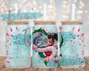Pode incluir: Copo de vidro em forma de lata com tampa de bambu e canudo. O copo apresenta um desenho de uma menina e um dragão, com um fundo floral e aquarela. O design é em tons de rosa, verde e azul. O texto "Edwins Designs" é visível.