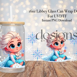 Puede incluir: Un diseño de envoltura para lata de vidrio de 473 ml con una imagen de dibujos animados de Elsa de Frozen. El diseño incluye un patrón de copos de nieve azules y blancos y el texto "designs by edwing".