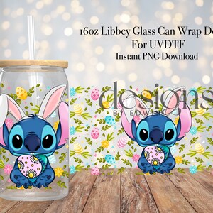 Pode incluir: Um design de embalagem para lata de vidro de 473 ml com um personagem Stitch azul usando orelhas de coelho e segurando um ovo de Páscoa. O design é cercado por um padrão floral com ovos de Páscoa em cores pastel e folhas verdes.