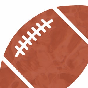 Puede incluir: Un bal&oacute;n de f&uacute;tbol de cuero marr&oacute;n con costuras blancas. El bal&oacute;n de f&uacute;tbol es un art&iacute;culo deportivo cl&aacute;sico.