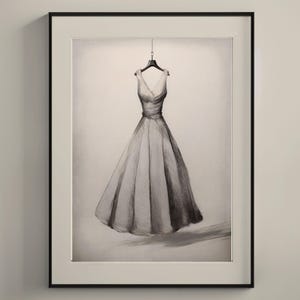 Op de afbeelding: Een ingelijste potloodschets van een formele jurk die aan een hanger hangt. De jurk heeft een V-hals en een volle rok, met een getailleerde taille. Het kunstwerk is in grijstinten, met schaduwen voor diepte.