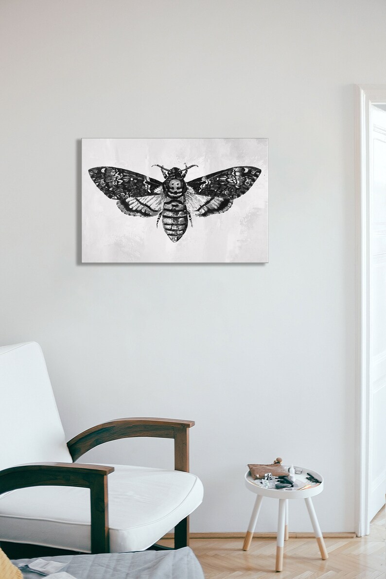 Peut inclure: Illustration en noir et blanc d'un sphinx t&ecirc;te-de-mort avec ses ailes d&eacute;ploy&eacute;es. Le papillon est repr&eacute;sent&eacute; dans un style r&eacute;aliste avec des d&eacute;tails complexes.