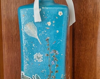 Botella pintada a mano con diseño de conejo y flores silvestres / Arte bohemio reciclado