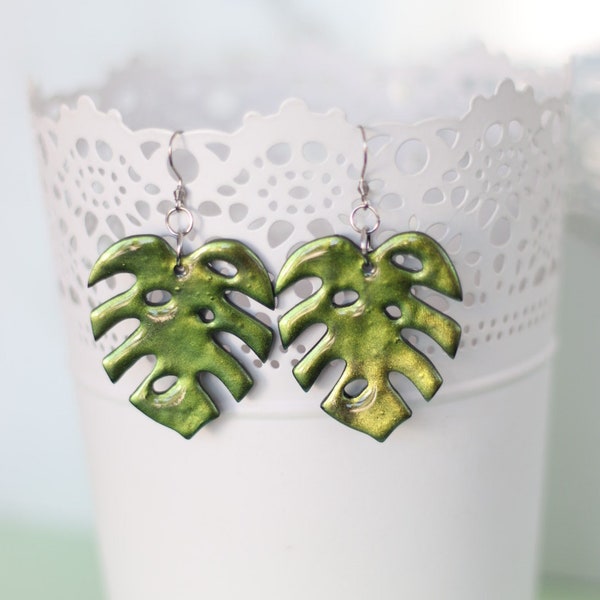 Boucles d'oreilles pâte polymère et résine caméléon tons verts pendantes feuille monstera Grande Taille