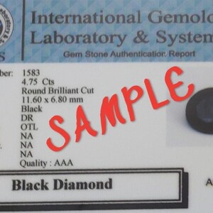 以下が含まれることがあります： ラウンドブリリアントカットの黒いダイヤモンド、サイズ11.60 x 6.80 mmが、宝石鑑定書とともに表示されています。証明書には、重量（4.75 Cts）や品質（AAA）などの詳細が含まれています。「SAMPLE」という文字が画像に書かれています。