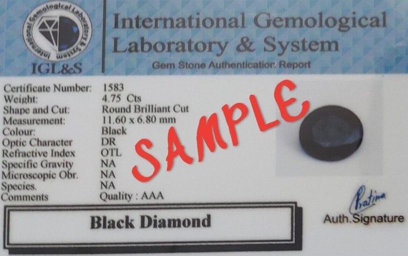以下が含まれることがあります： ラウンドブリリアントカットの黒いダイヤモンド、サイズ11.60 x 6.80 mmが、宝石鑑定書とともに表示されています。証明書には、重量（4.75 Cts）や品質（AAA）などの詳細が含まれています。「SAMPLE」という文字が画像に書かれています。