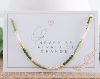 Pulsera de cuentas delicadas en verde y crema con detalles dorados, pulseras de la amistad, joyería de afirmación positiva, minimalista y apilable.
